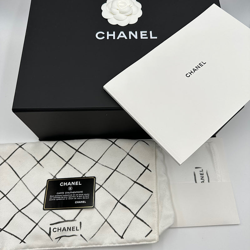 Timeless medium Chanel cuir caviar noir et argent