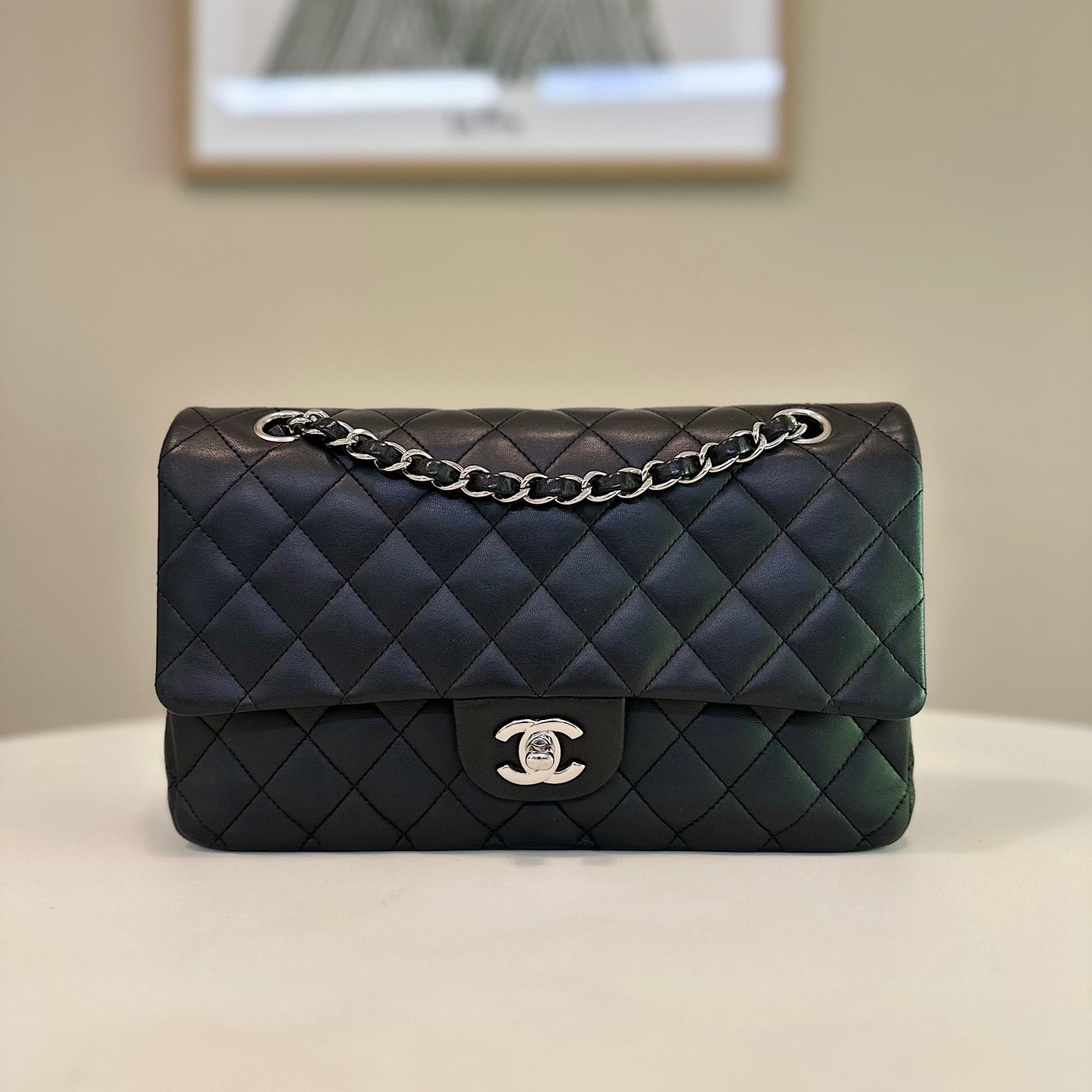 Timeless medium Chanel agneau noir argent Le Dressing des