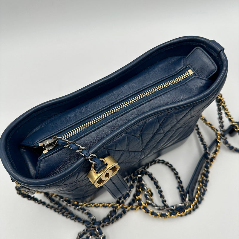 Petit sac Gabrielle de Chanel bleu marine Le Dressing des Alpilles