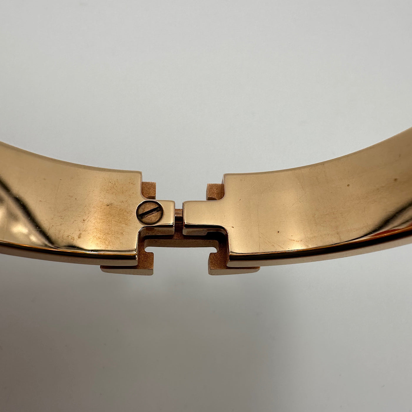 Bracelet Fantaisie Lettre H - Métal Doré Or Avec émail Noir - Style Jonc