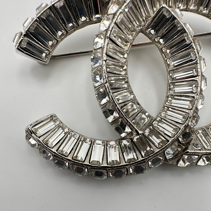 Broche CC cristaux